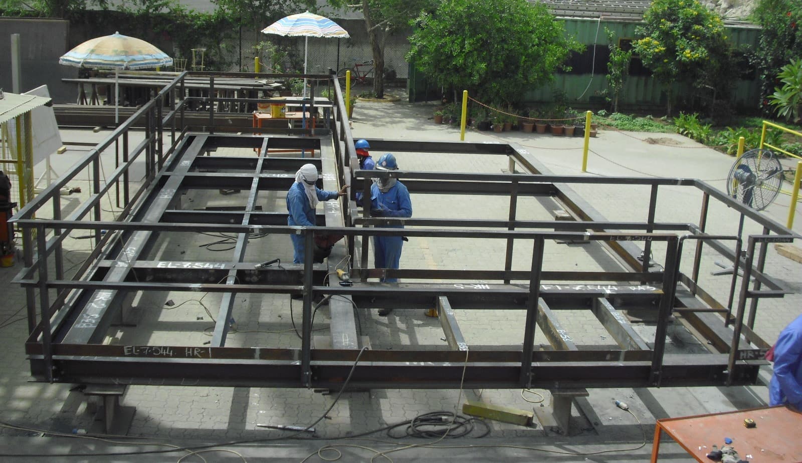 What is the Difference between Fabrication and Manufacturing